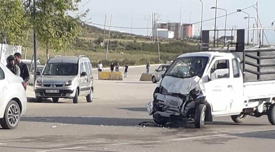 إصابة 15 شخصا بجروح بليغة في حادث اصطدام عربة لنقل العمال مع شاحنة لنقل الإسمنت بطنجة + صور