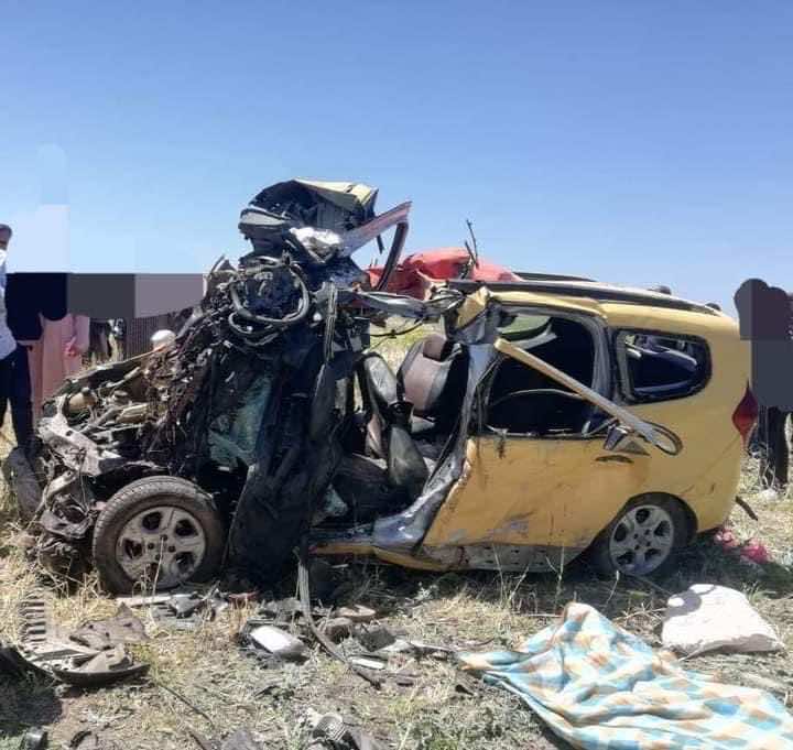 فاجعة بالقنيطرة.. مصرع 6 ركاب في حادث اصطدام "طاكسي" وشاحنة- صور