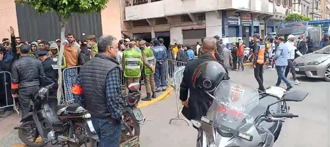 اكتظاظ وفوضى عارمة في أماكن بيع تذاكر مباراة الرجاء والأهلي المصري