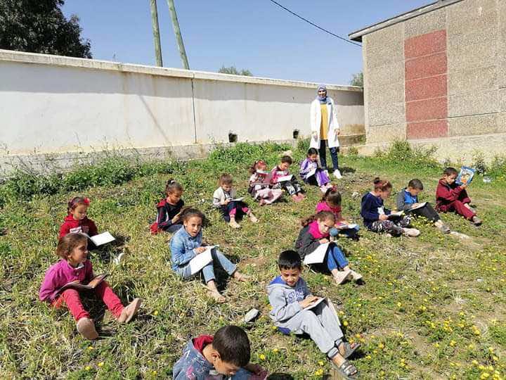 ورشات القراءة خارج أسوار الحجرات .. طقس طفولي يزرع حب الكتب في قلوب التلاميذ