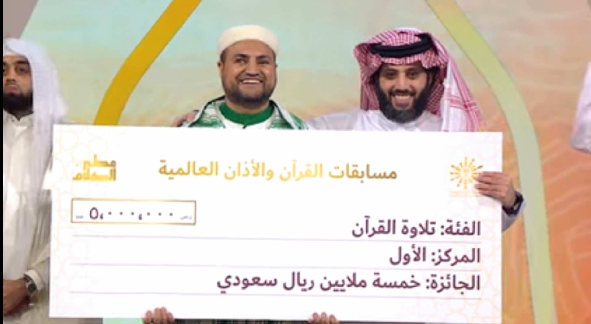 احتفالات بعودة القارىء يونس غربي إلى مطار محمد الخامس بعد فوزه بأزيد من مليار سنتيم في مسابقة عطر الكلام+فيديو