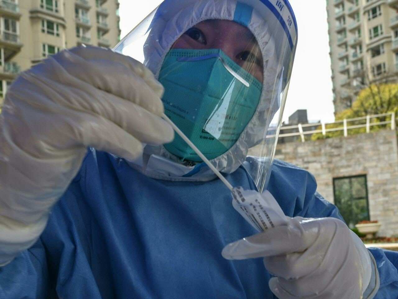 الأشخاص الذين تلقوا اللقاح كاملا وأصيبوا بكوفيد-19 يتمتعون بأكبر قدر من الحماية من فيروس كورونا (دراسة)