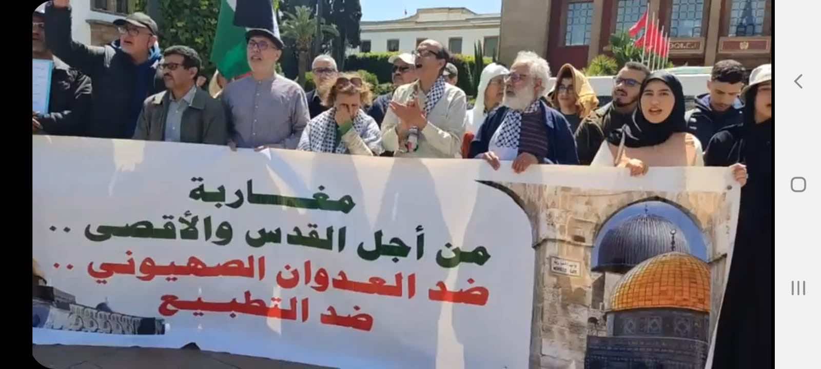 وقفة تضامنية مع القدس أمام البرلمان تردد شعارات ضد التطبيع