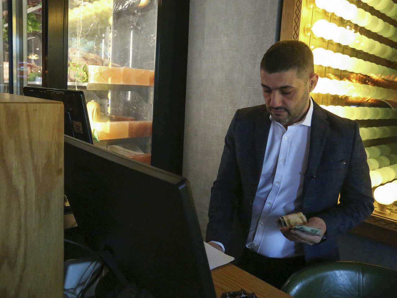 بغداد المثقلة بالأزمات وجهة لبنانيين أنهكهم التدهور الاقتصادي في بلدهم
