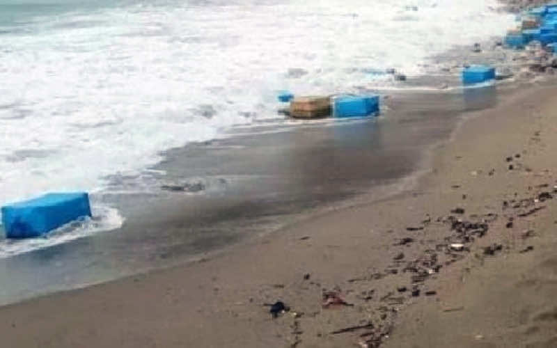 البحر يلفظ رزم حشيش بشاطئ طنجة