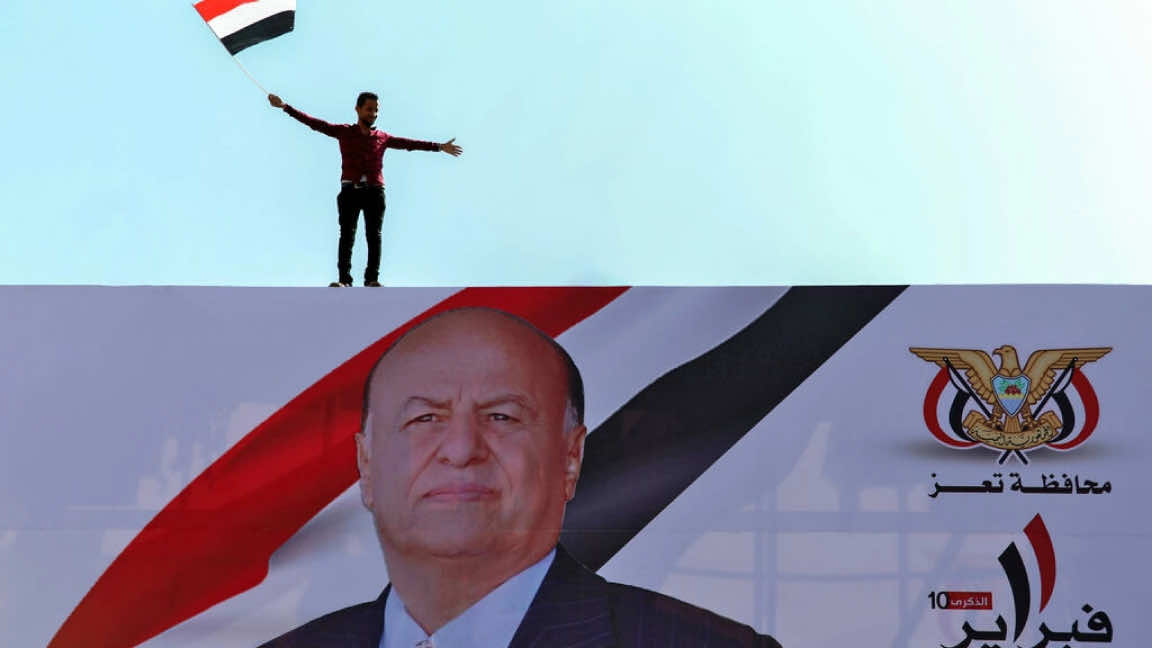 الرئيس اليمني يسلم صلاحياته إلى مجلس قيادة لتوحيد السلطة بمواجهة الحوثيين