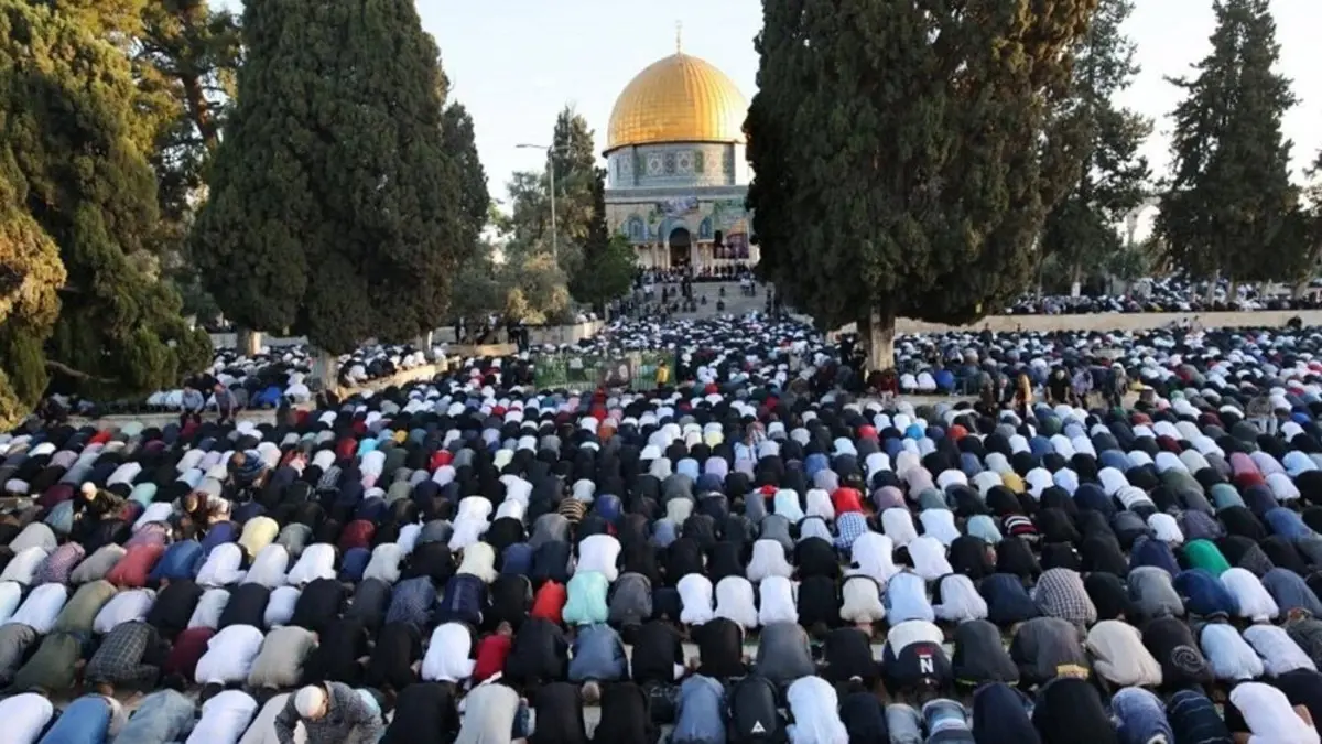 أزيد من 200 ألف فلسطيني أدوا صلاة عيد الفطر بالمسجد الأقصى