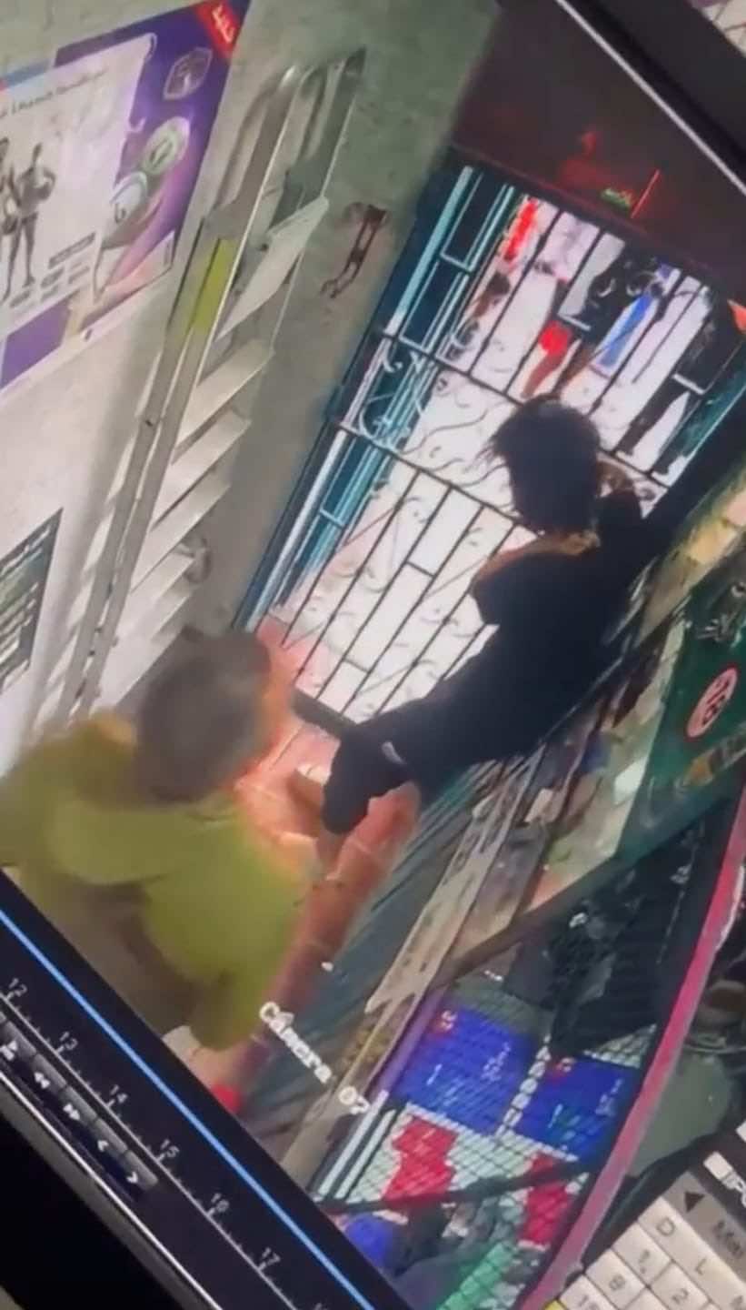 سيدة تتصدى لشاب حاول سرقة محلها ببرشيد قبل أن يقوم بتعنيفها.. الأمن اعتقل المعتدي -فيديو