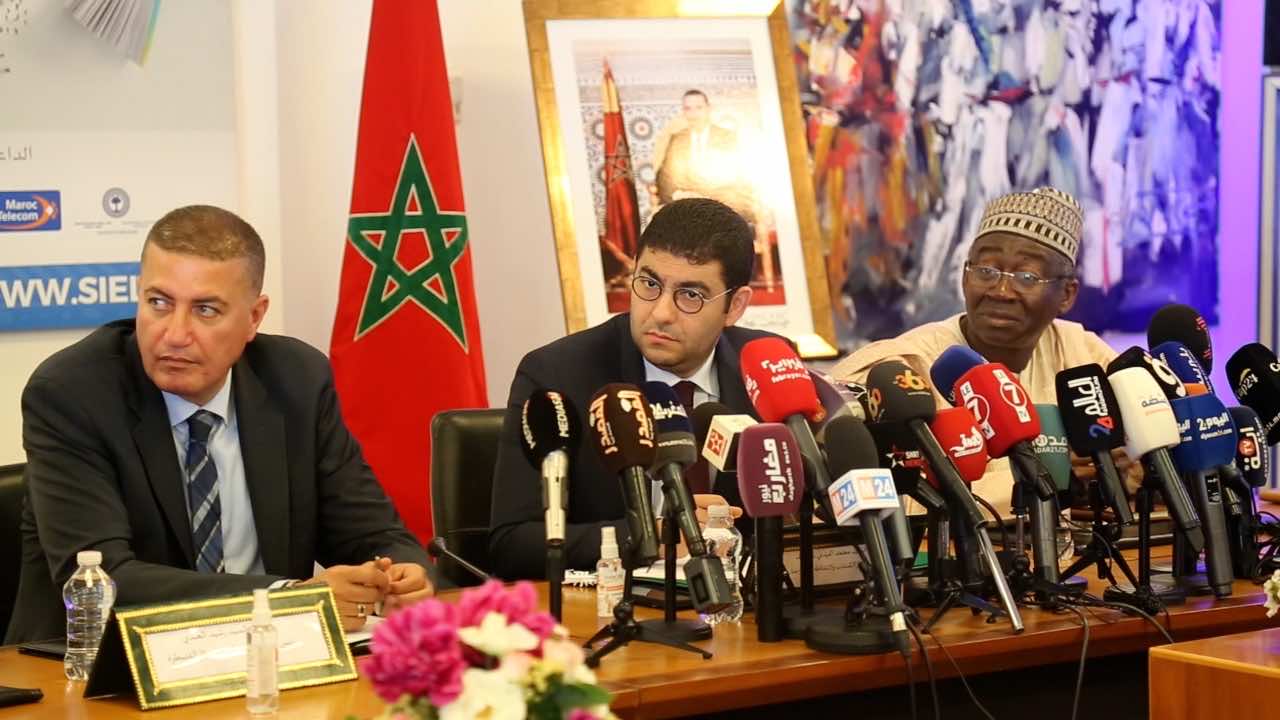 وزير الثقافة يقول إن مثقفين مغاربة ينشرون "أخبار زائفة" عن برنامج معرض الكتاب