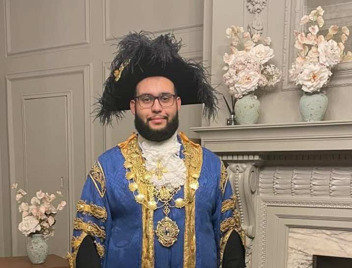 المغربي حمزة تاوزال يصبح أول مسلم وأصغر عمدة لبلدية وستمنستر في قلب العاصمة البريطانية لندن