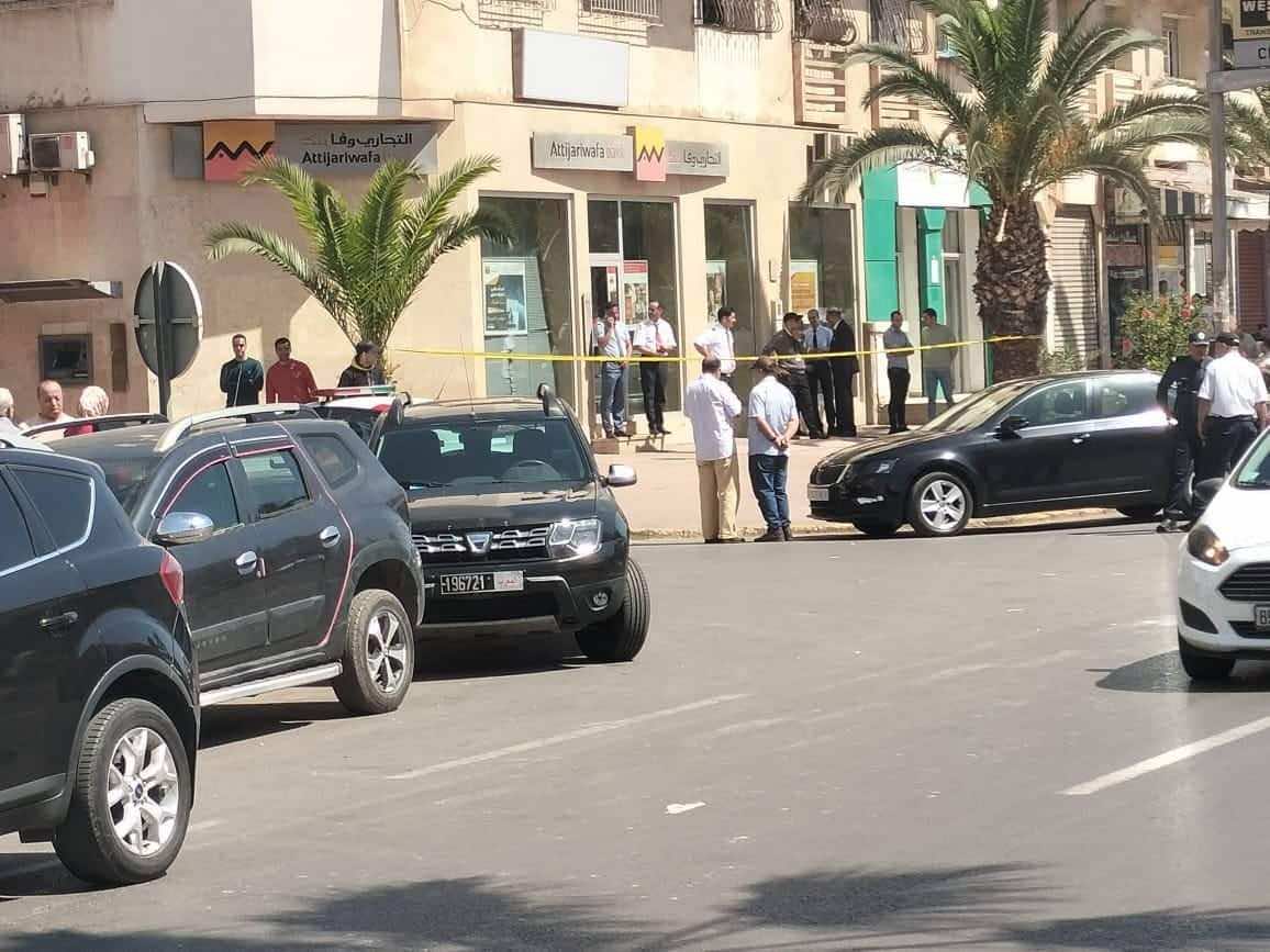 ملتح ثلاثيني يسطو على وكالة بنكية ويهدد ملاحقيه بـ"تفجير نفسه" قبل توقيفه