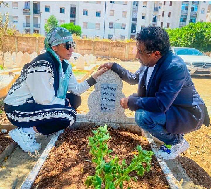 الشاب خالد وهو يزور قبر والدته: "أشكر جميع من شارك في التعزية والدعاء لأمي.. جزاكم الله خير الجزاء" +صورة