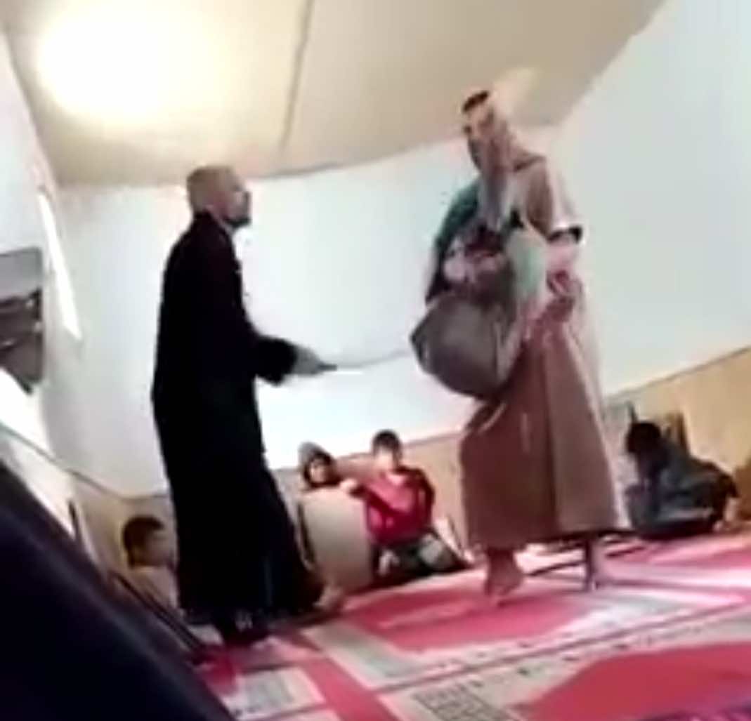اعتقال إمام مسجد إثر ظهوره في فيديو وهو يعنف تلاميذ قاصرين في كتاب قرآني
