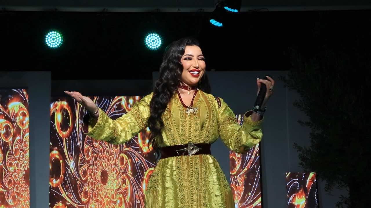 تكريم دنيا بطمة كأجمل صوت مغربي عربي لعام 2022 (+صور)