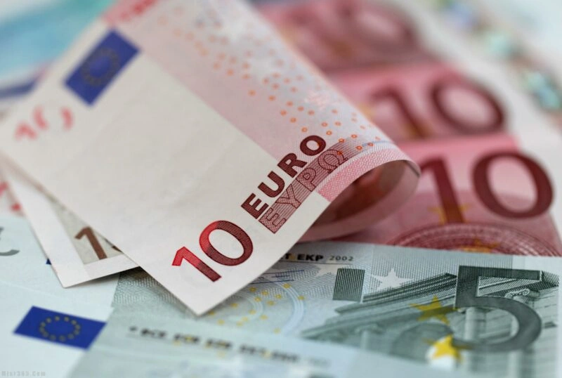 قيمة الدولار الأمريكي تتساوى مع الأورو لأول مرة منذ 20 سنة
