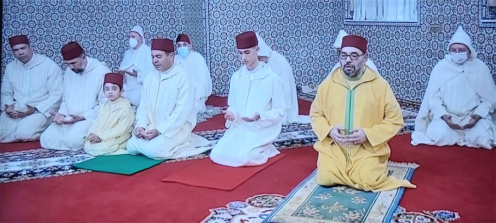الملك محمد السادس يؤدي مراسيم صلاة عيد الأضحى في حضور جد محدود وينحر أضحية العيد (صور وفيديو)