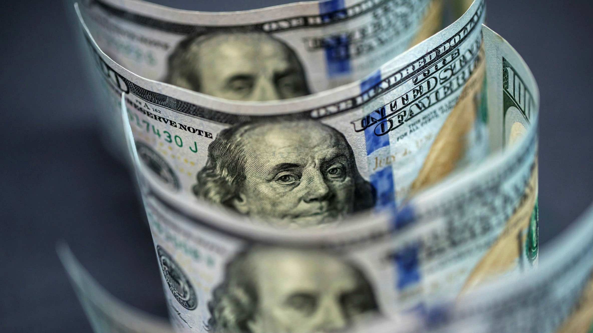 المجموعات المتعددة الجنسيات تواجه تبعات ارتفاع سعر الدولار