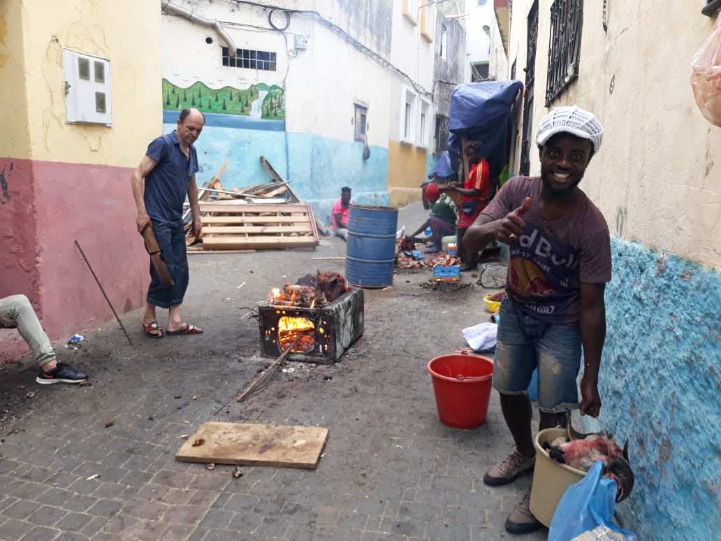 عمدة طنجة يمنع شواء رؤوس الأضاحي في الشوارع والأحياء