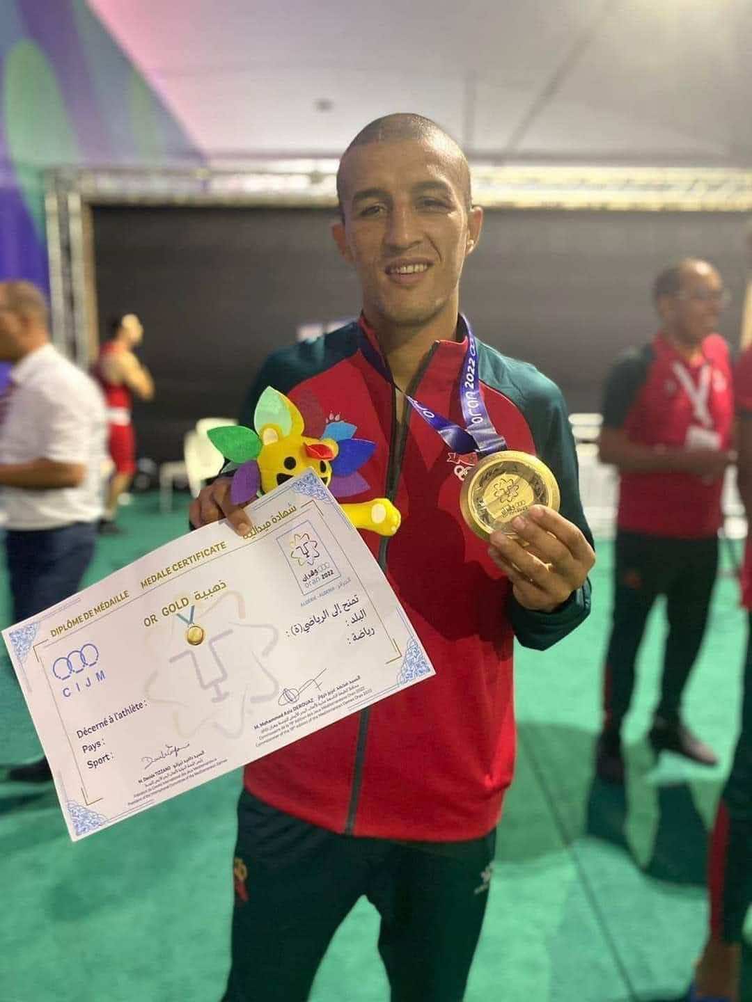 البطل المغربي محمد حموت يستلم شهادة فارغة بعد تتويجه بالذهب في دورة ألعاب البحر الأبيض المتوسط