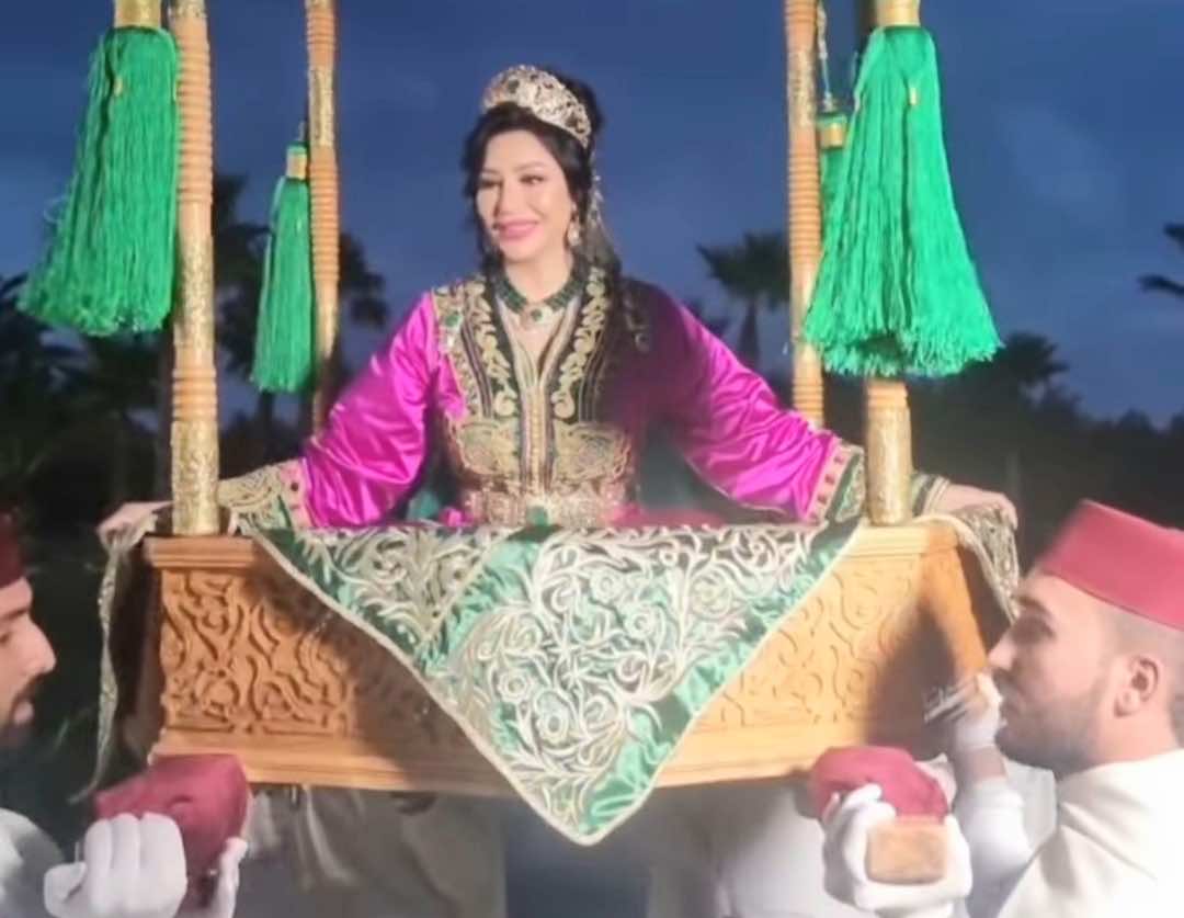 الإعلامية لجين عمران تخطف الأنظار بقفطانها المغربي وهي فوق العمارية+ صور
