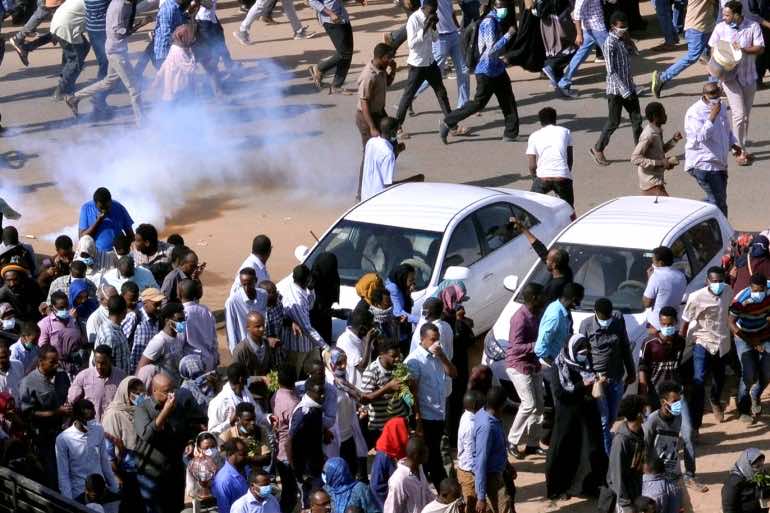 الأمن يطلق الغاز المسيل للدموع لتفريق احتجاجات مناهضة للانقلاب في السودان