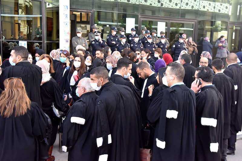 بسبب تسجيل صوتي لقضاة تحدث عن اتهامات ب"السمسرة" في المحاكم... المحامون ينتفضون ويرفضون الإساءة لمهنة المحاماة