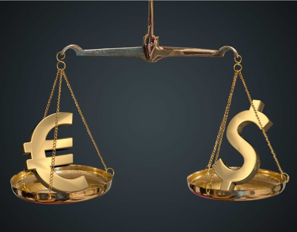 سعر اليورو ينخفض إلى أقل من 1,02 دولار للمرة الأولى منذ 2002