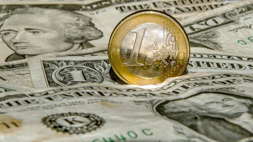 سعر اليورو ينخفض إلى ما دون الدولار الأميركي الواحد في سابقة منذ نهاية 2002