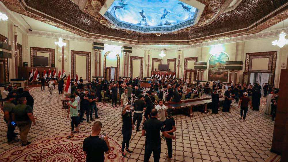 محتجون غاضبون يقتحمون القصر الرئاسي في بغداد ويرتمون في مسبحه