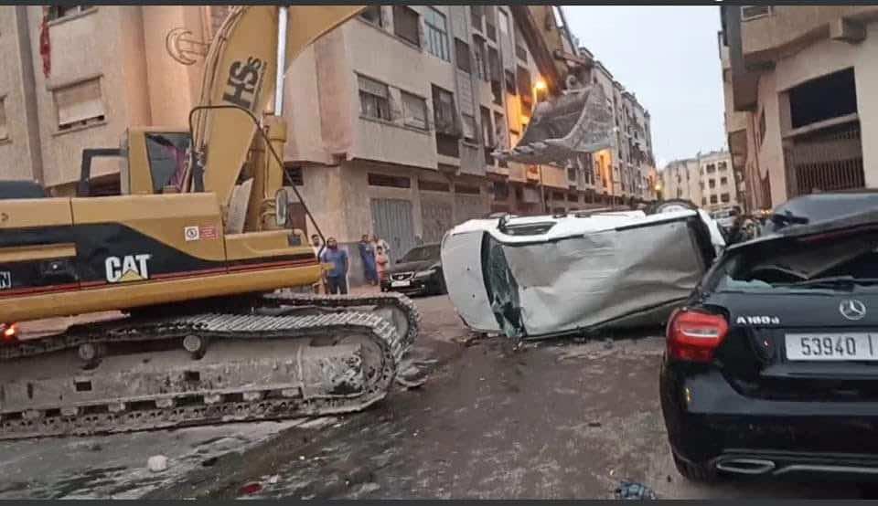 توقيف شخص قام بتدمير سيارات بالدار البيضاء باستخدام آلة جرف