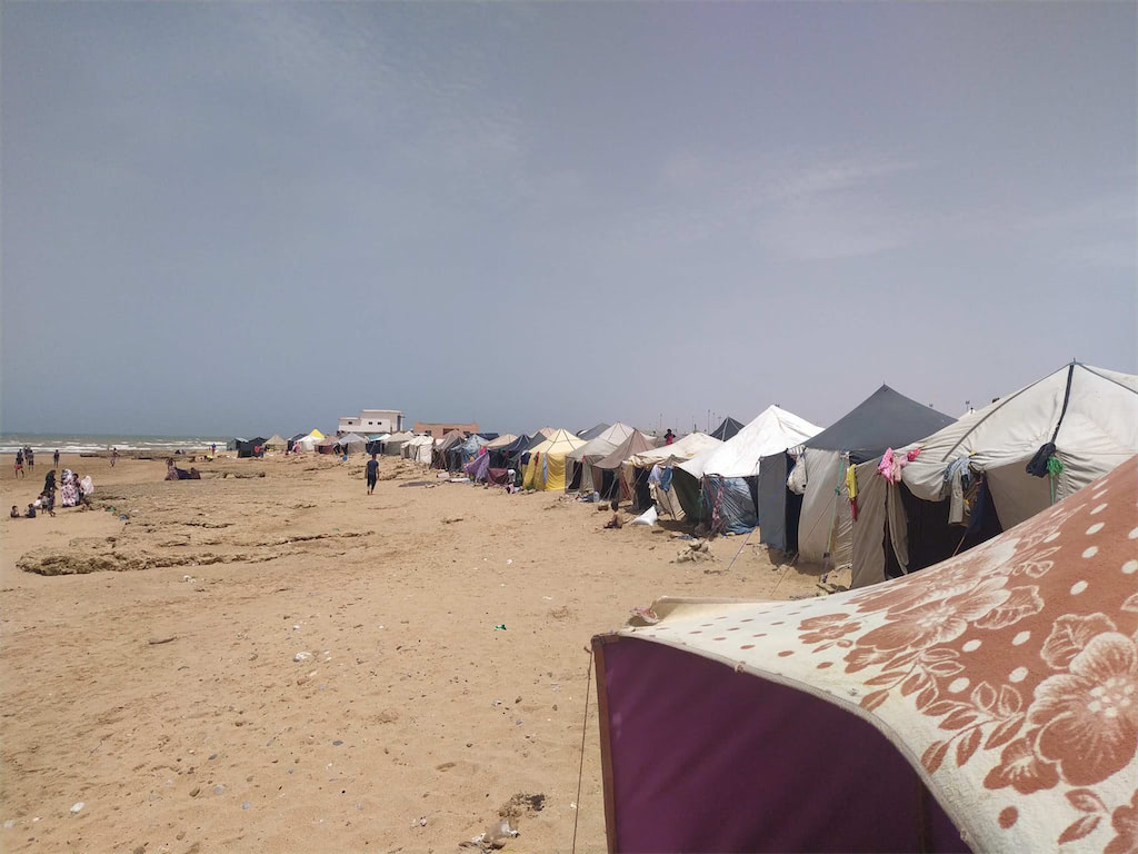 السماح لمصطافي شاطئ فم الواد بالعيون بنصب الخيام