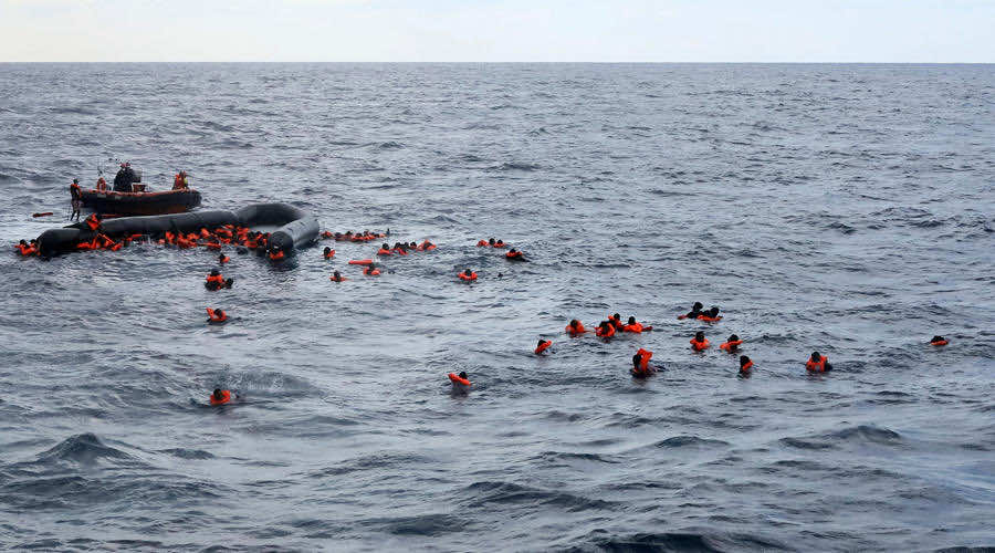 مصرع 5 أشخاص وإنقاذ 38 شخصا جراء غرق زورق للهجرة السرية ببوجدور