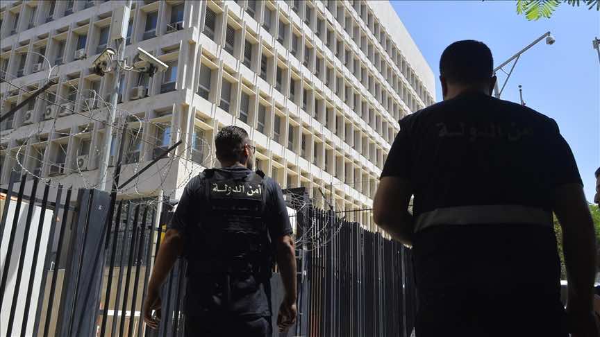 مسلح لبناني يحتجز رهائن في بنك ببيروت مطالبا بأمواله المجمدة