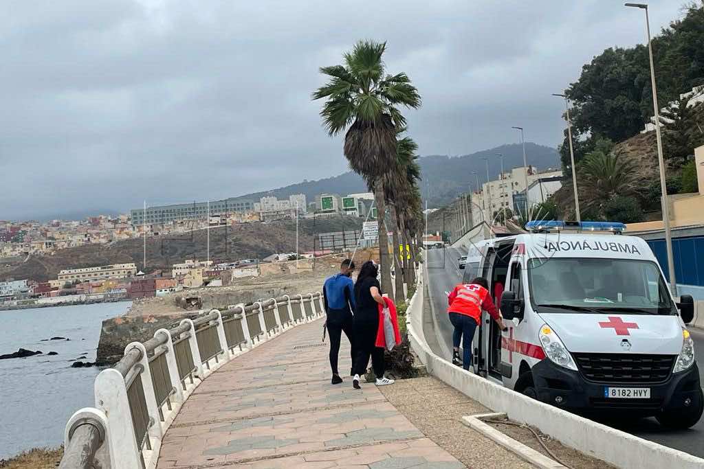 شاب مغربي يصل سبتة سباحة قادما من الفنيدق مستعينا بثياب غطس
