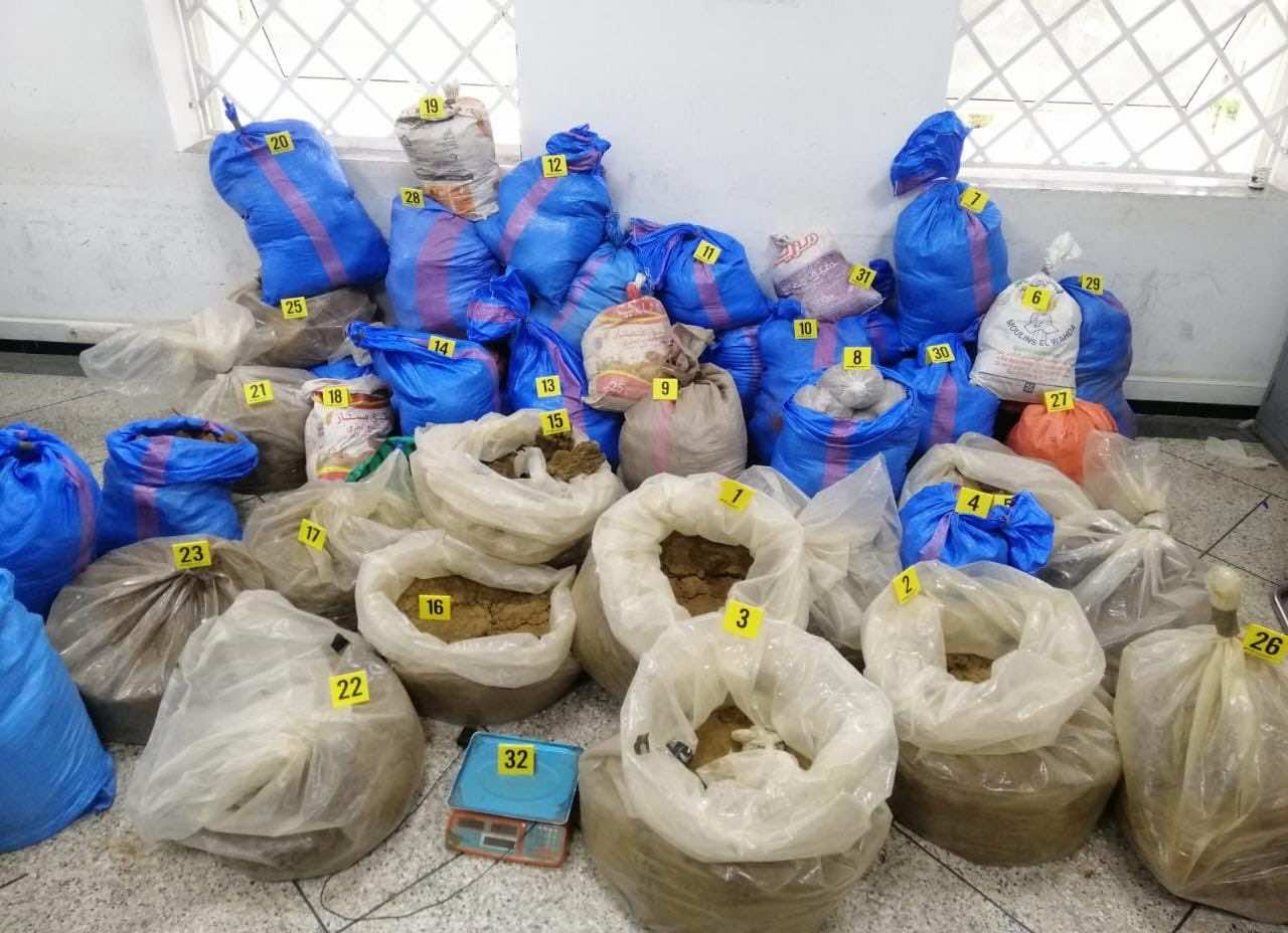 تطوان.. توقيف 3 أشخاص متهمين بمحاولة تهريب طن و350 كلغ من المخدرات
