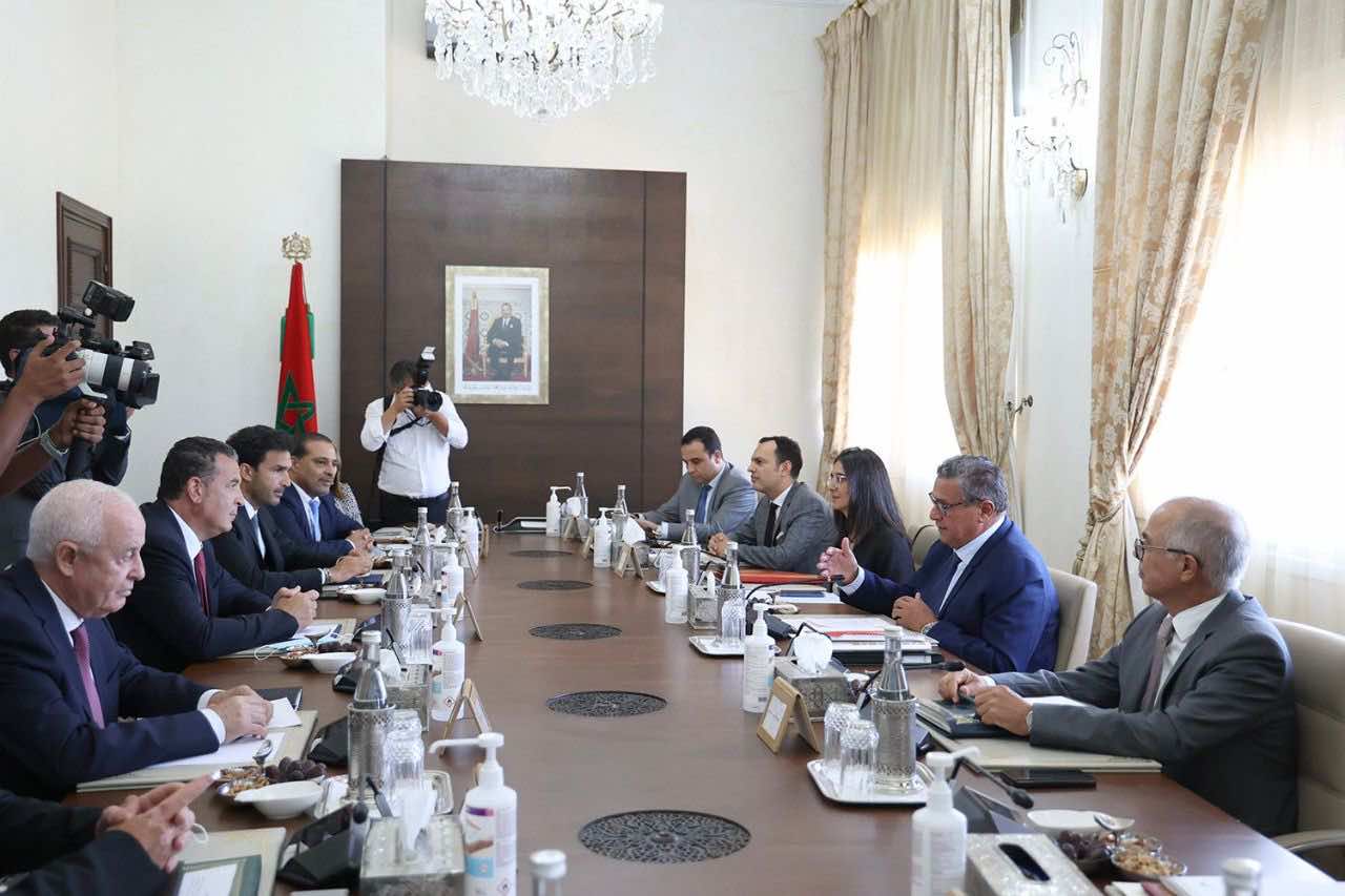 حكومة أخنوش تتفق مع النقابات على معالجة نظام الضريبة على الدخل وإصلاح أنظمة التقاعد وإعادة النظر في عدد من تشريعات العمل (صور)
