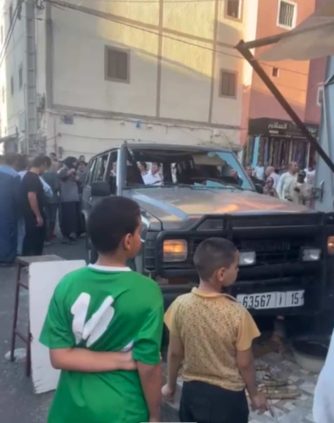 شخص "هائج"  يقود سيارة يحطم محلات تجارية بالعيون