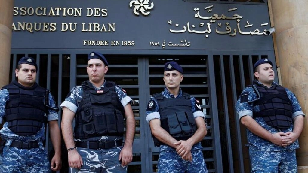الأبناك في لبنان تستأنف عملها بعد إغلاق لأسبوع احتجاجا على عمليات اقتحام تعرضت لها