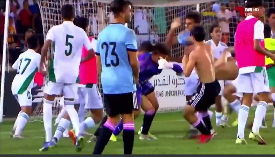 لاعبو المنتخب الجزائري يعتدون على لاعبي المنتخب المغربي بعد نهاية مباراة كأس العرب للناشئين (فيديو)