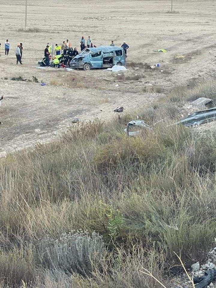 مقتل ثلاثة أشخاص في انقلاب سيارة تقل عمالا فلاحيين بإسبانيا (صور)