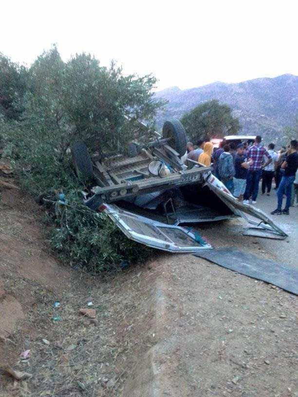 12 سيارة إسعاف تهرع لنقل مصابين من موكب زفاف تعرضوا لحادثة سير خطيرة في منحدر نواحي تاونات