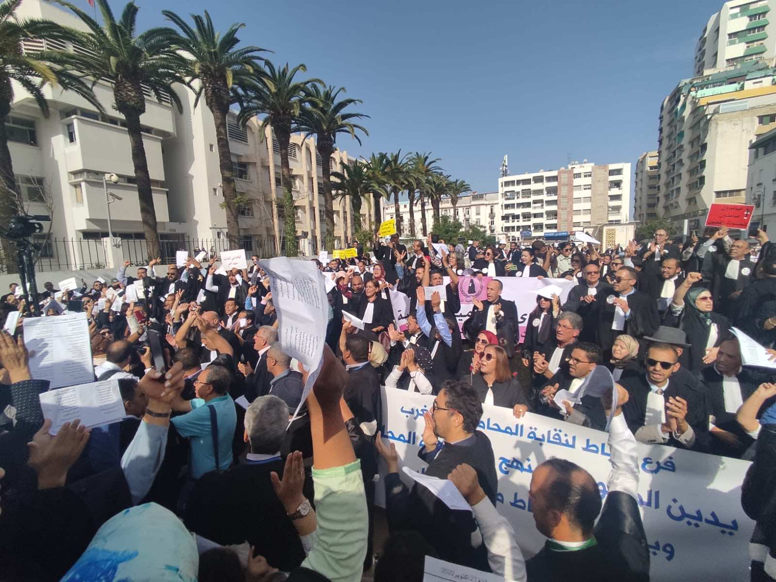 مئات المحامين بالمغرب يحتجون ضد وزير العدل ويرفضون مسودة قانون المهنة (فيديو وصور)