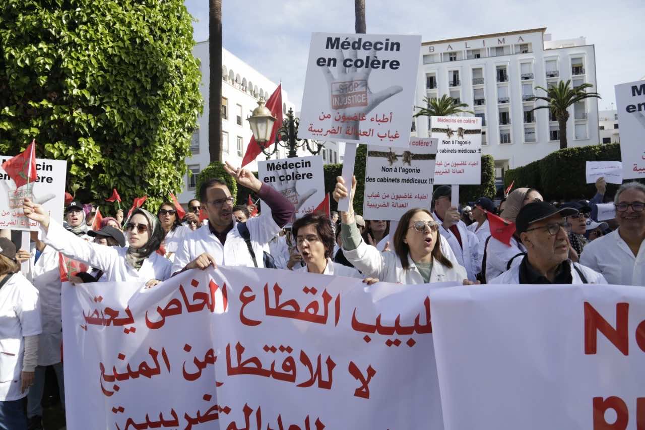 أطباء القطاع الخاص يحتجون أمام البرلمان ضد اقتطاع الضرائب من المنبع(فيديو)