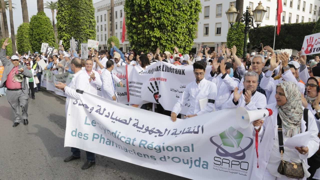 أطباء وصيادلة ومحاسبون يحتجون أمام البرلمان ضد "الضريبة" في قانون المالية 2023 ( +فيديو)