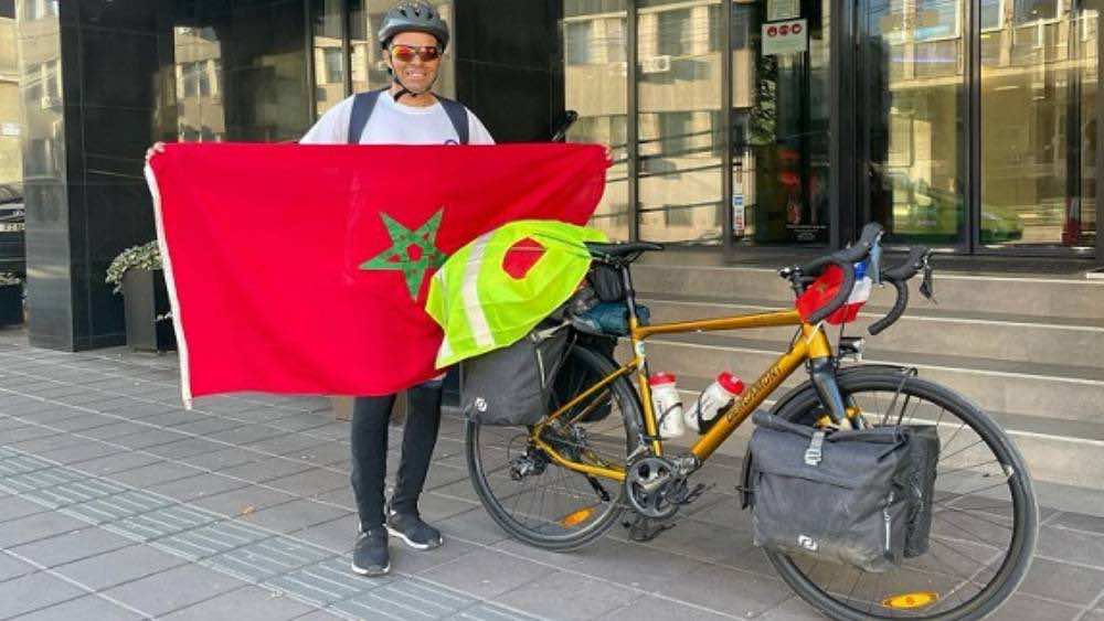 الرحالة المغربي عبد الرزاق البدوي يصل إلى قطر بدراجة هوائية