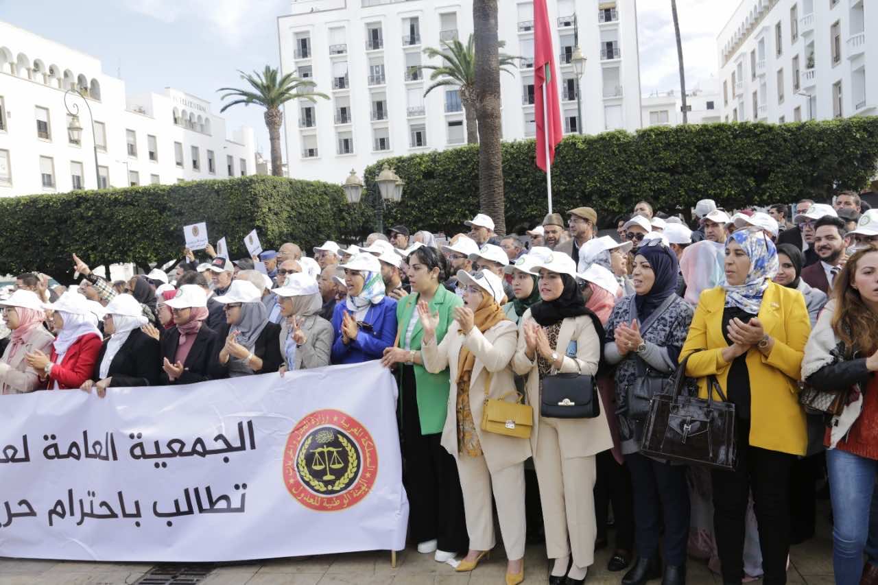 العدول يحتجون قبالة البرلمان جراء "إقصاء" من توثيق عقود السكن الاجتماعي (+فيديو)