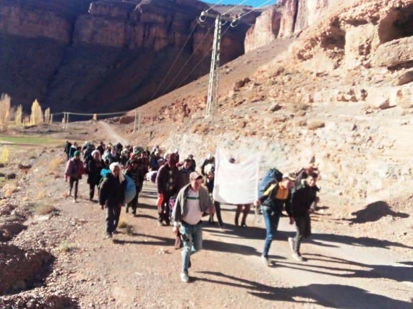 أزيلال.. مواطنون في مسيرة على الأقدام طلبا لتعبيد الطرق وبناء مدرسة (صور)