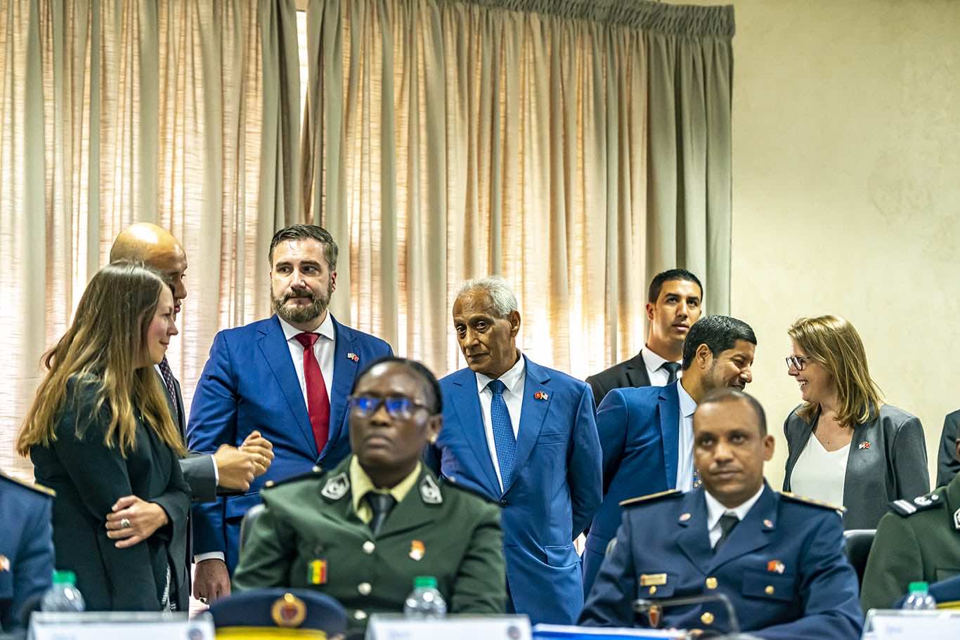 التامك يطلع مسؤولا أمريكيا مكلفا بإنفاذ القانون على تجربة إعداد أطر إدارة السجون
