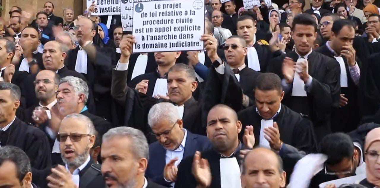 محامو الدار البيضاء يعودون للاحتجاج ويعلنون رفضهم الاتفاق الأخير مع الحكومة