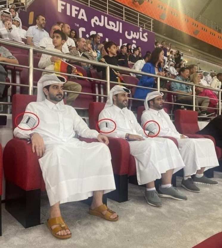 جماهير ترتدي شارات لدعم فلسطين في مونديال قطر